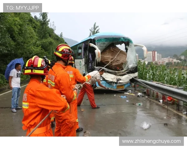 大学生队大巴被砸负责人受伤